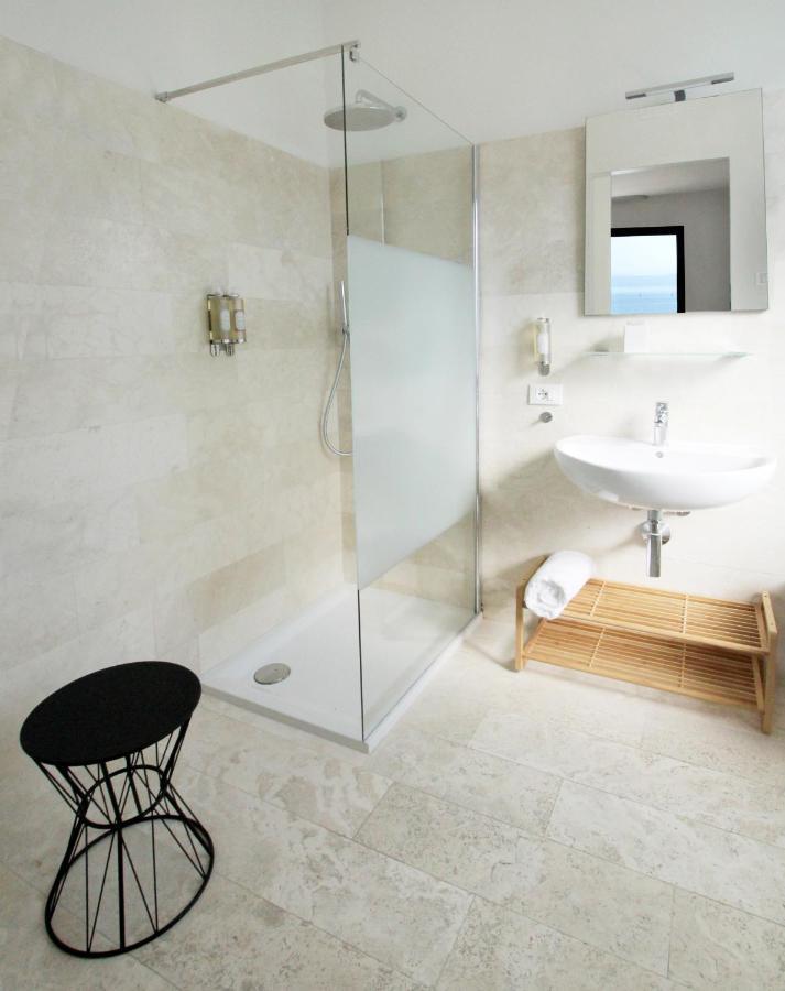 Deluxe Doppelzimmer mit Kingsize-Bett und Balkon - Seeblick