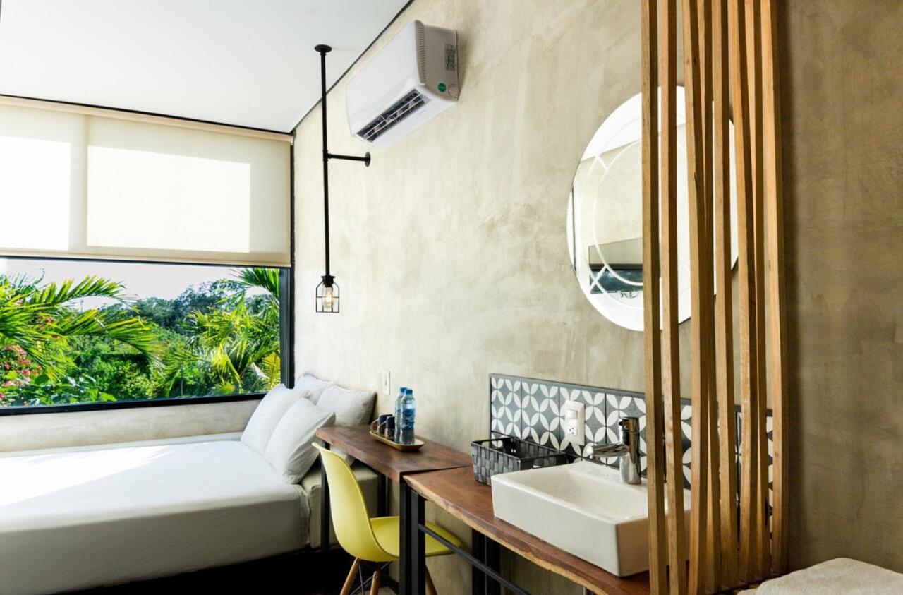 Habitación con cama grande y vistas al jardín