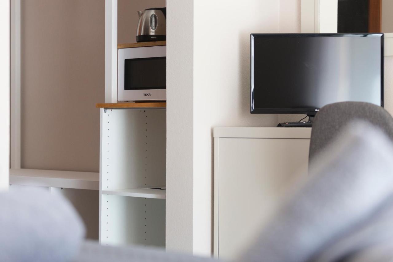 Zimmer mit Kingsize-Bett und Poolblick