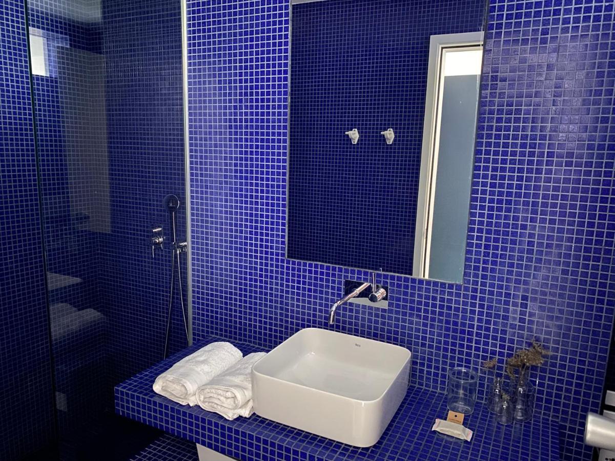 Habitación con cama grande y vistas al jardín