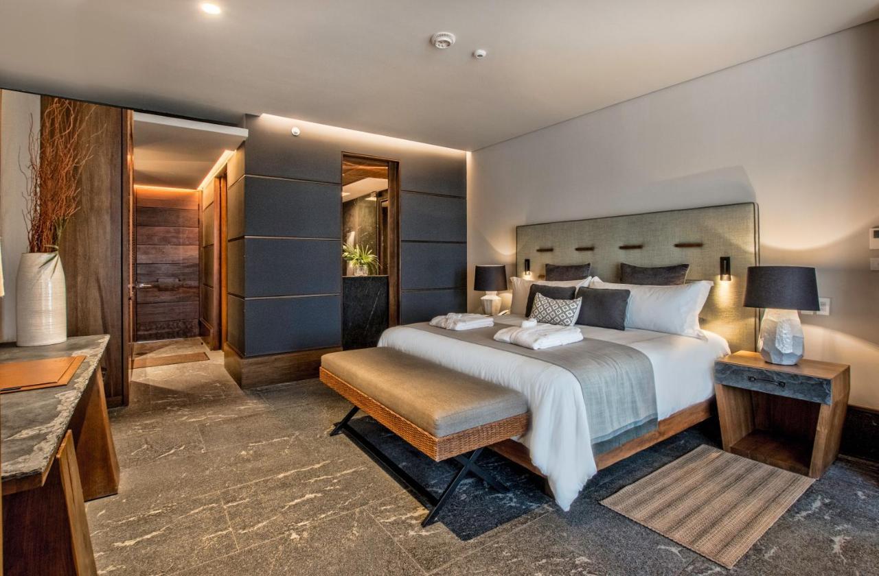 Suite Junior con cama extragrande y vista tropical