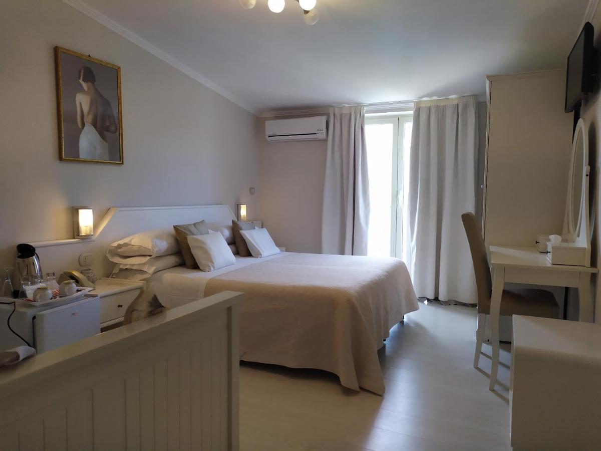 Standard Triple Room with Sea View