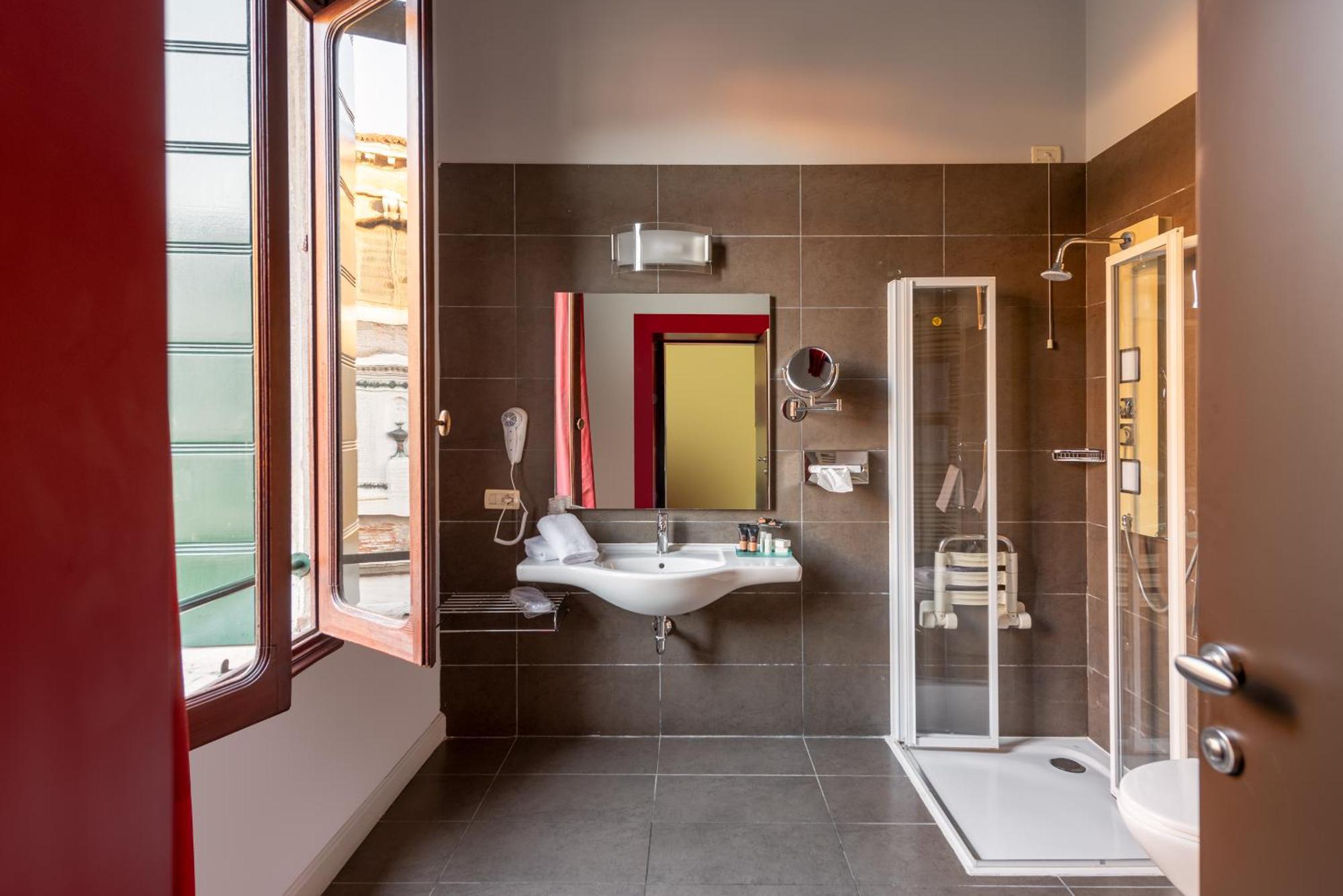 Camera Superior Matrimoniale con divano letto a castello,1370322839:JPEG