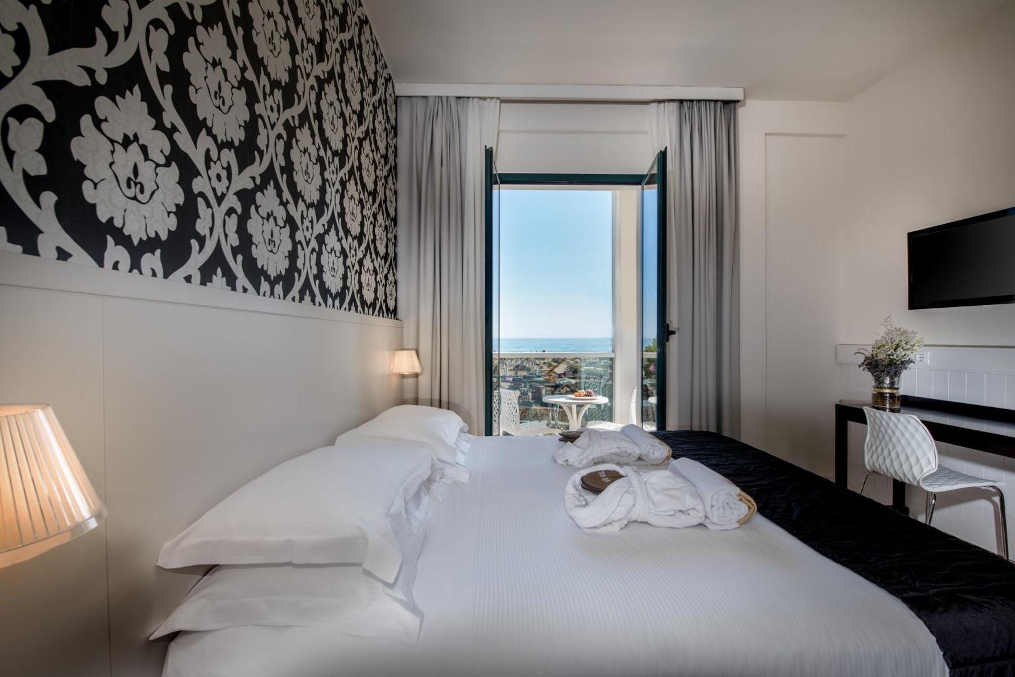 Superior Sea Front Room,1498521253:JPEG