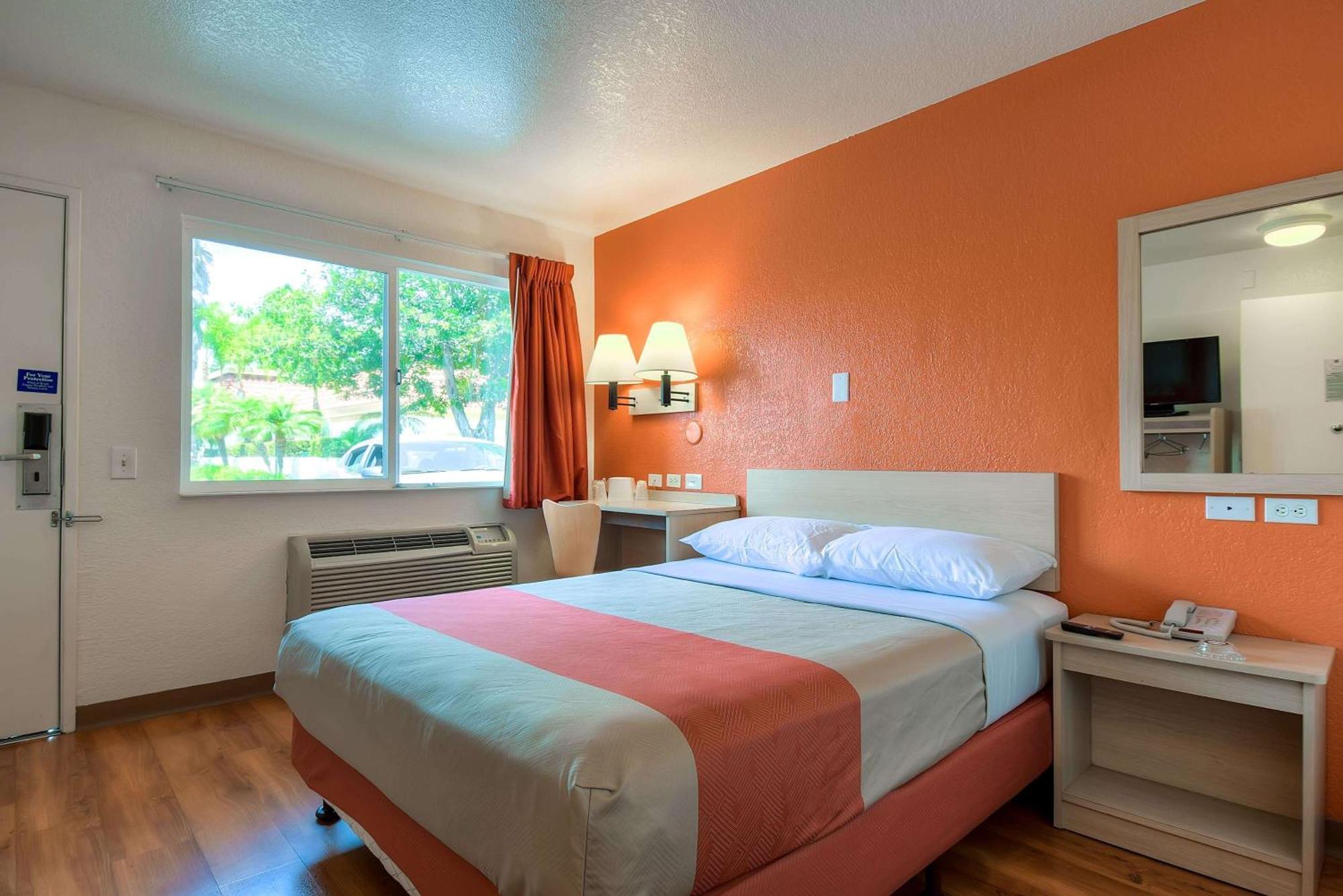 1 Queen Bed 