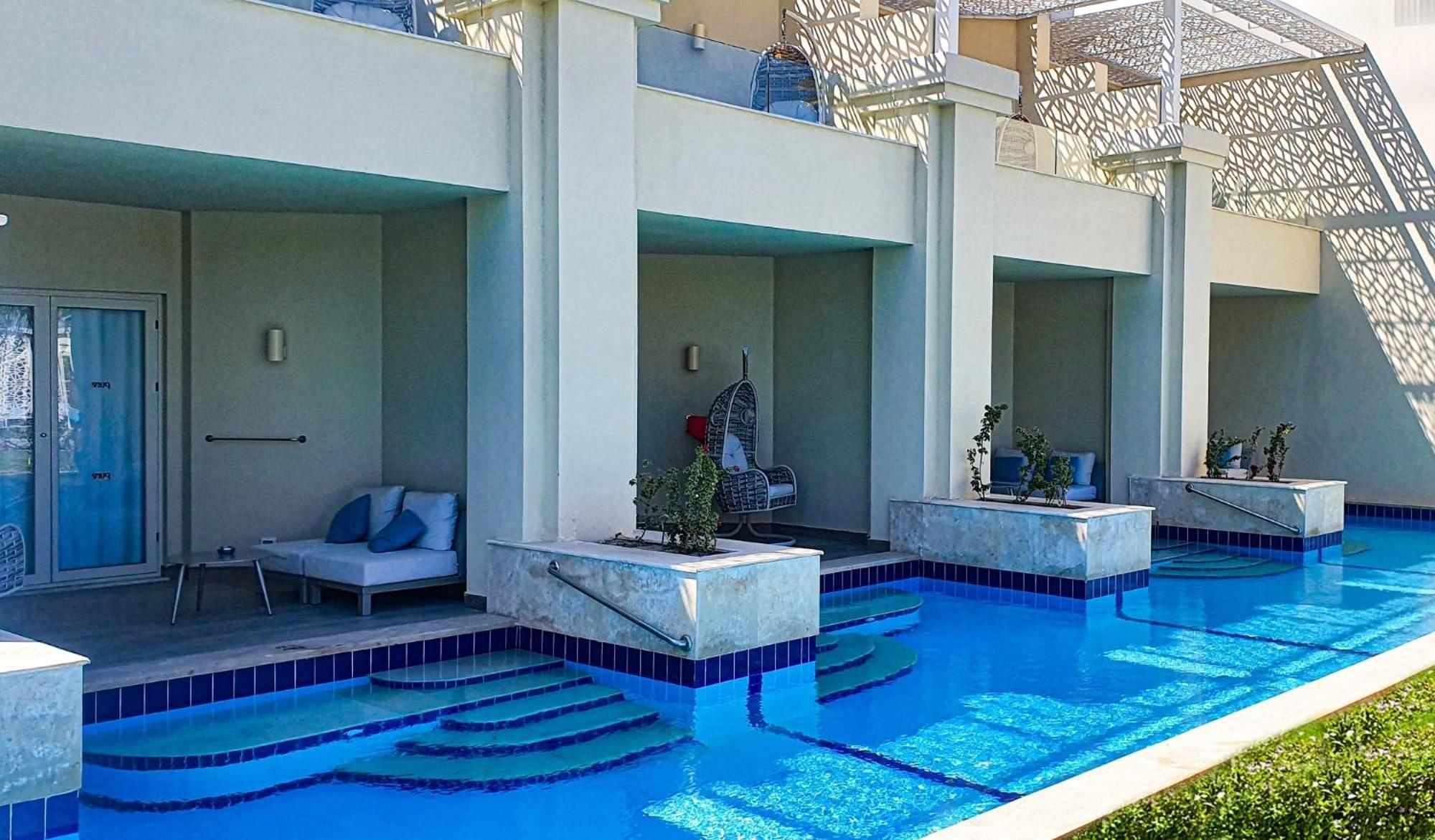 Suíte com Acesso Direto à Piscina