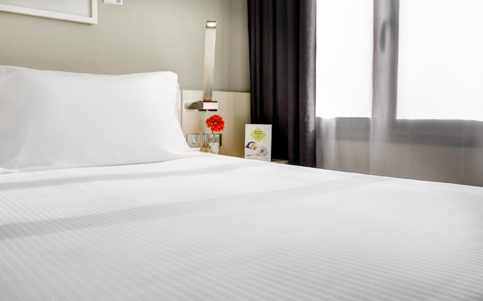 Habitación con cama extragrande.