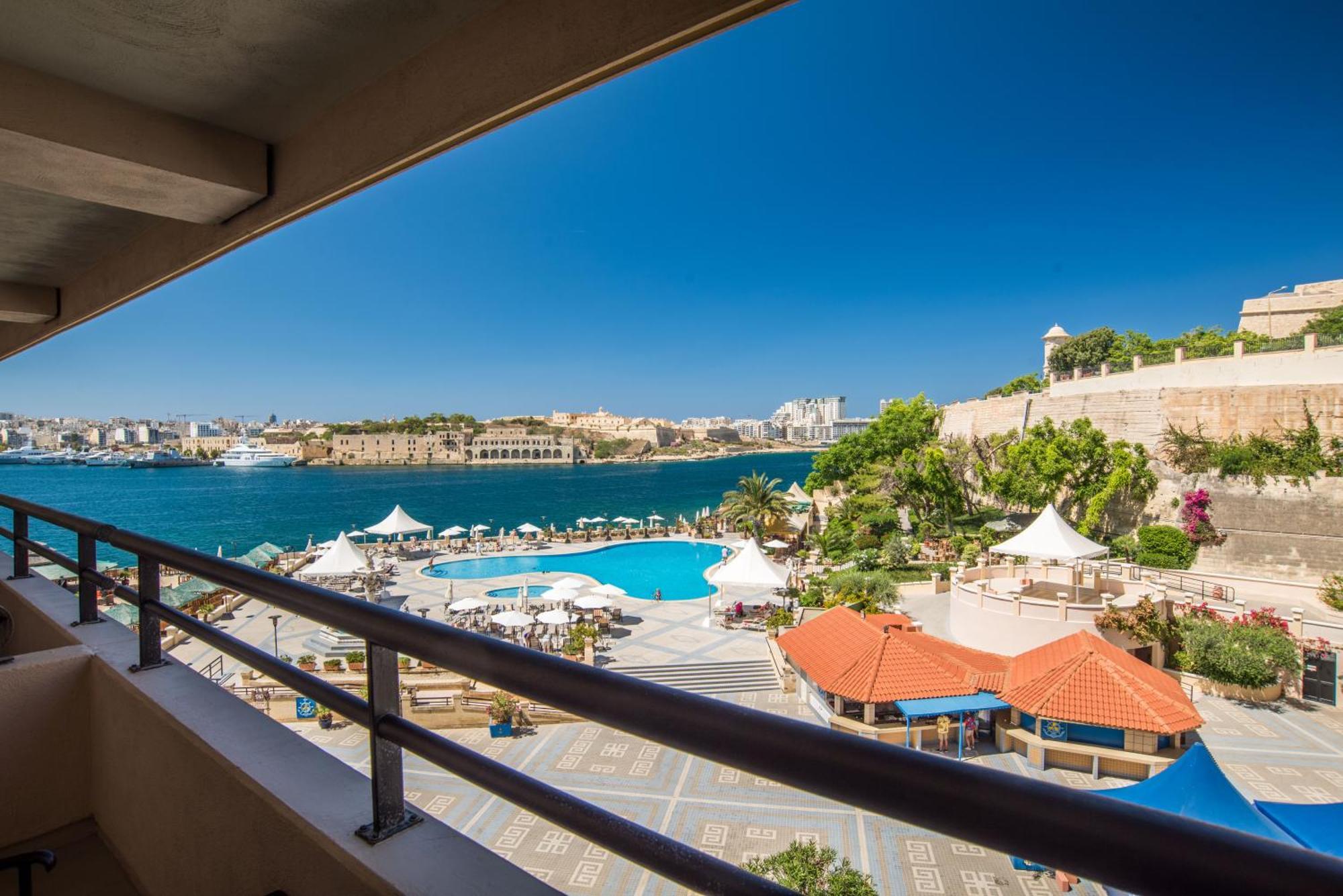 Deluxe Double or Twin Room with Partial Sea View