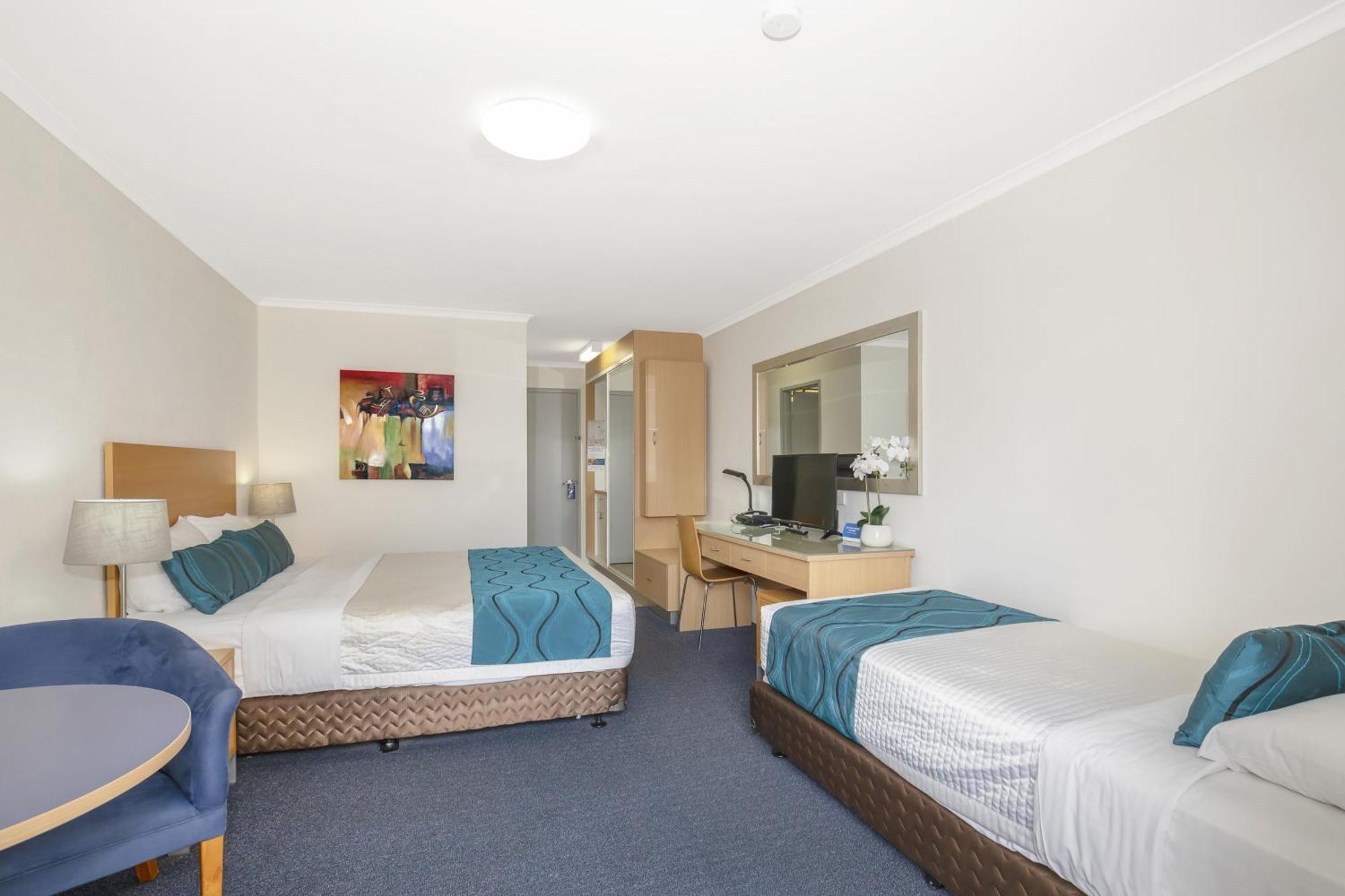 Deluxe King & Single Room