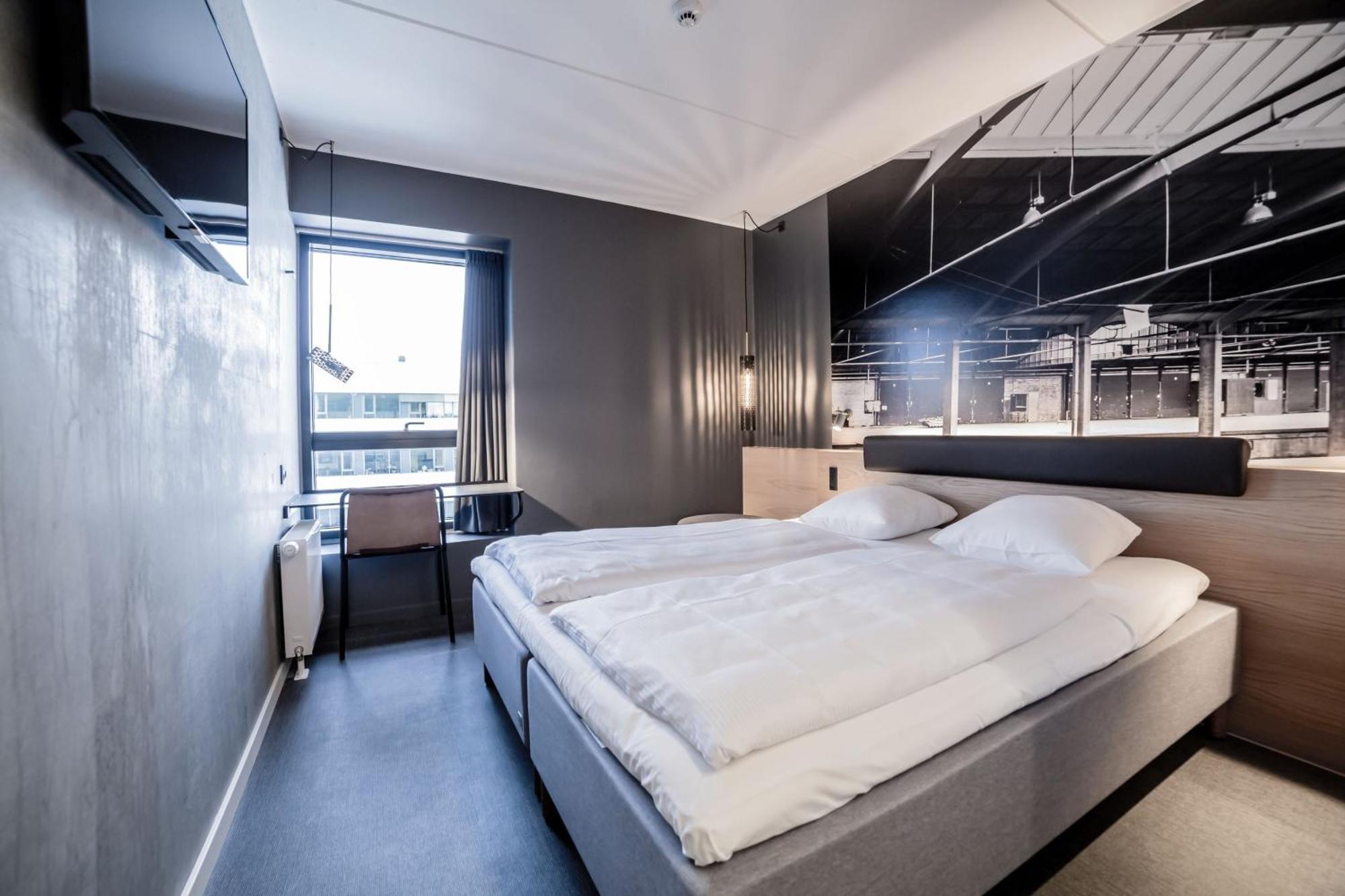 Standard Double Room with One King Bed