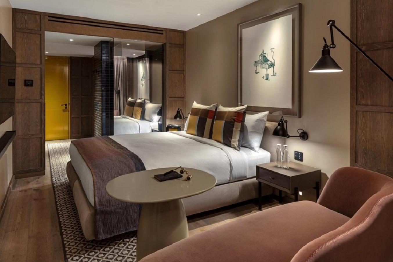 Habitación con cama extragrande.