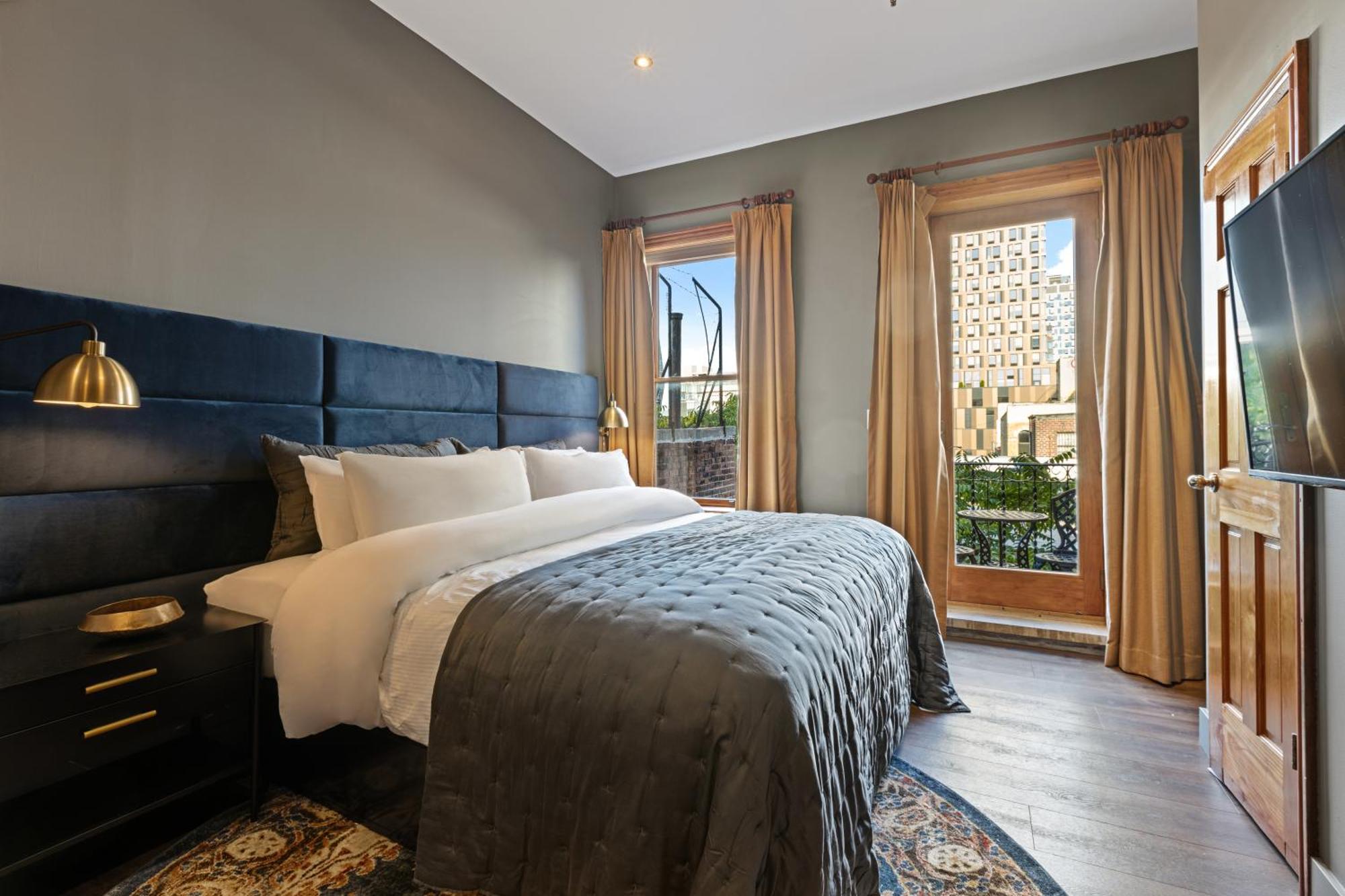 Pied a Terre Shared Balcony