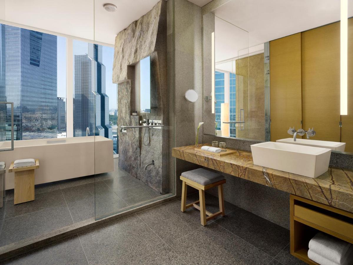 1 King Bed, City View, Premium