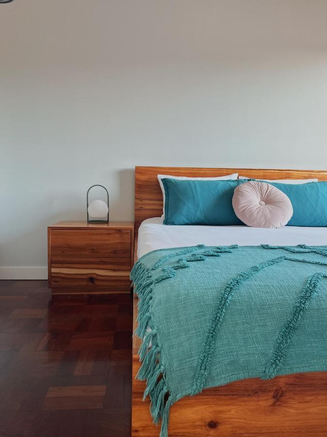 Chambre Lit Queen-Size avec Salle de Bains Commune