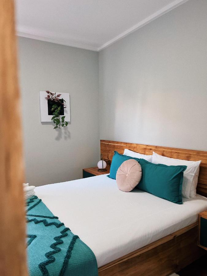 Chambre Lit Queen-Size avec Salle de Bains Commune