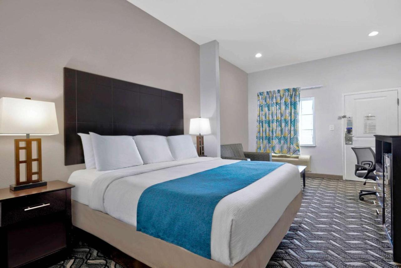 Deluxe King Room - Non-Smoking