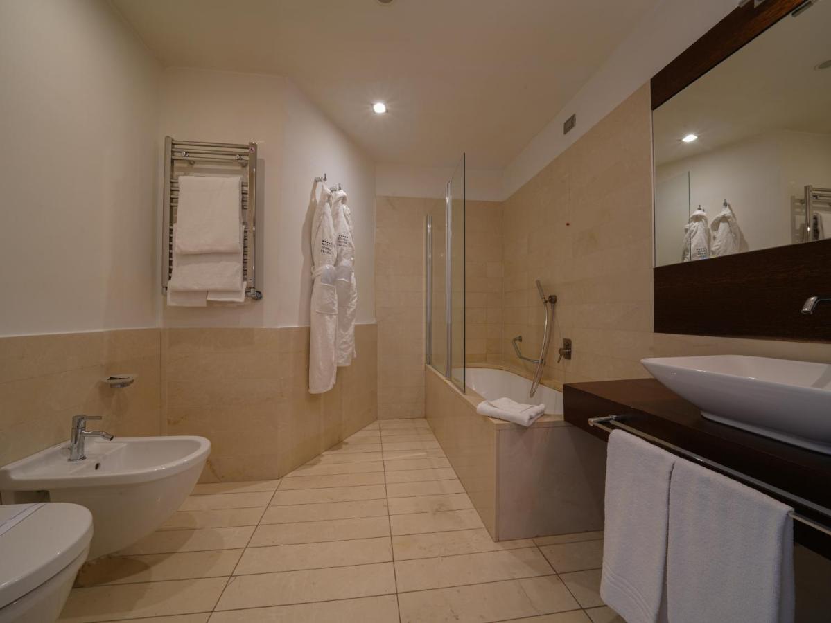 Suite,1363495412:JPEG