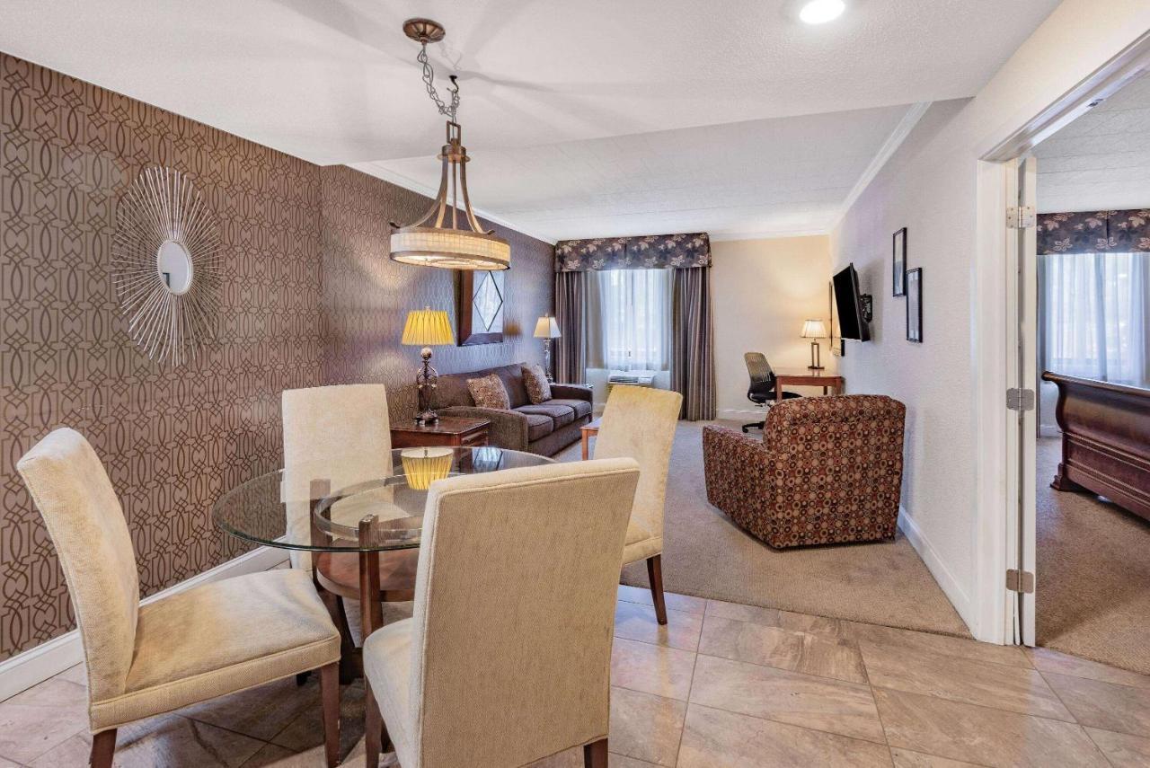 One-Bedroom King Suite - Non-Smoking,1394926520:JPEG