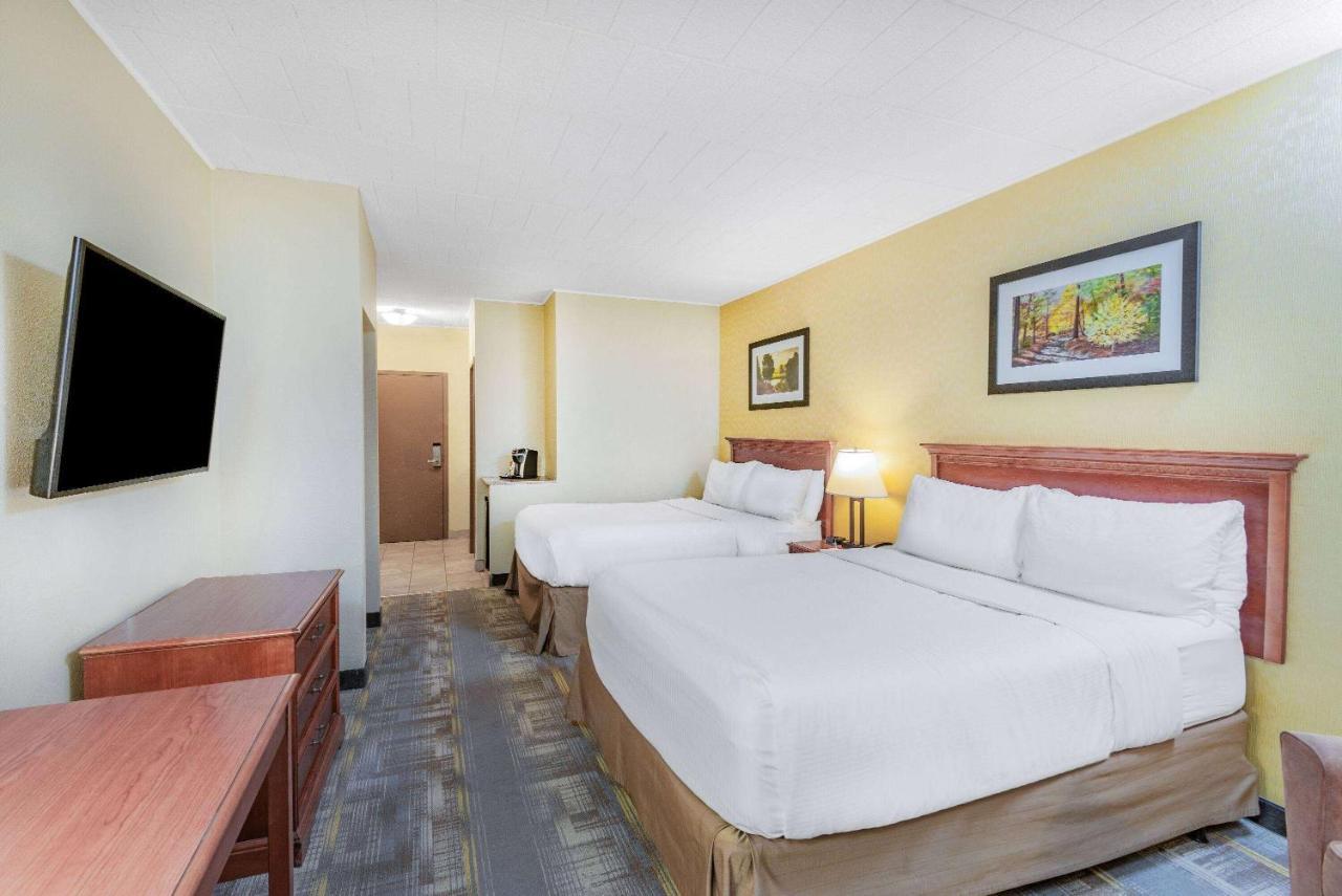 Queen Room with Two Queen Beds - Pet Friendly/Non-Smoking,1394919581:JPEG