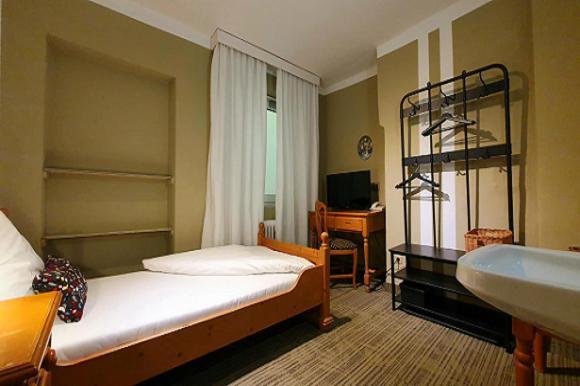 Chambre Simple avec Toilettes et Douche Communes
