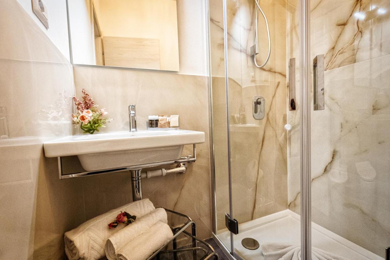 Deluxe Room,1396785083:JPEG
