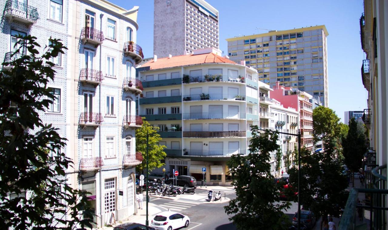 Quarto Triplo Básico com Casa de Banho Partilhada