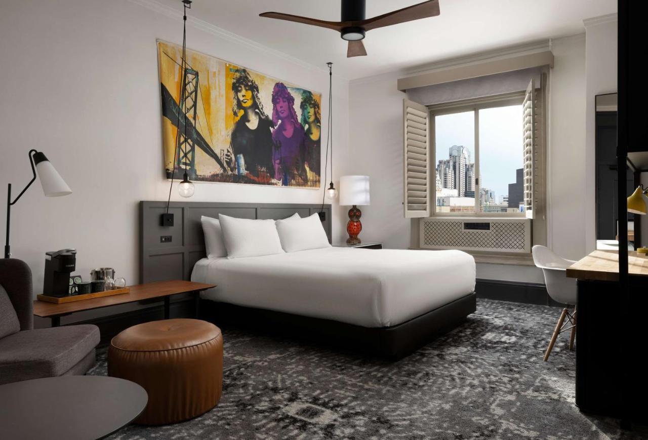 Habitación con cama extragrande.