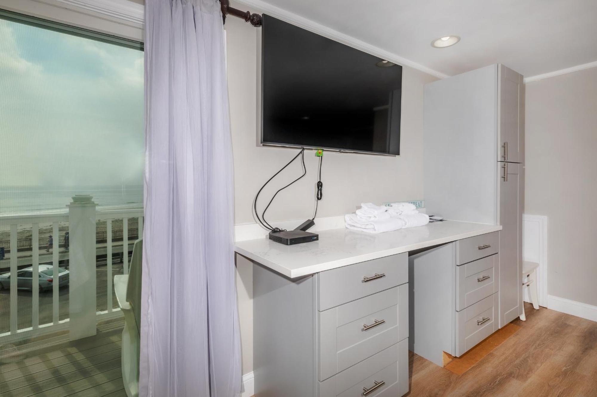 Deluxe Queen Room with Ocean View and Kitchenette