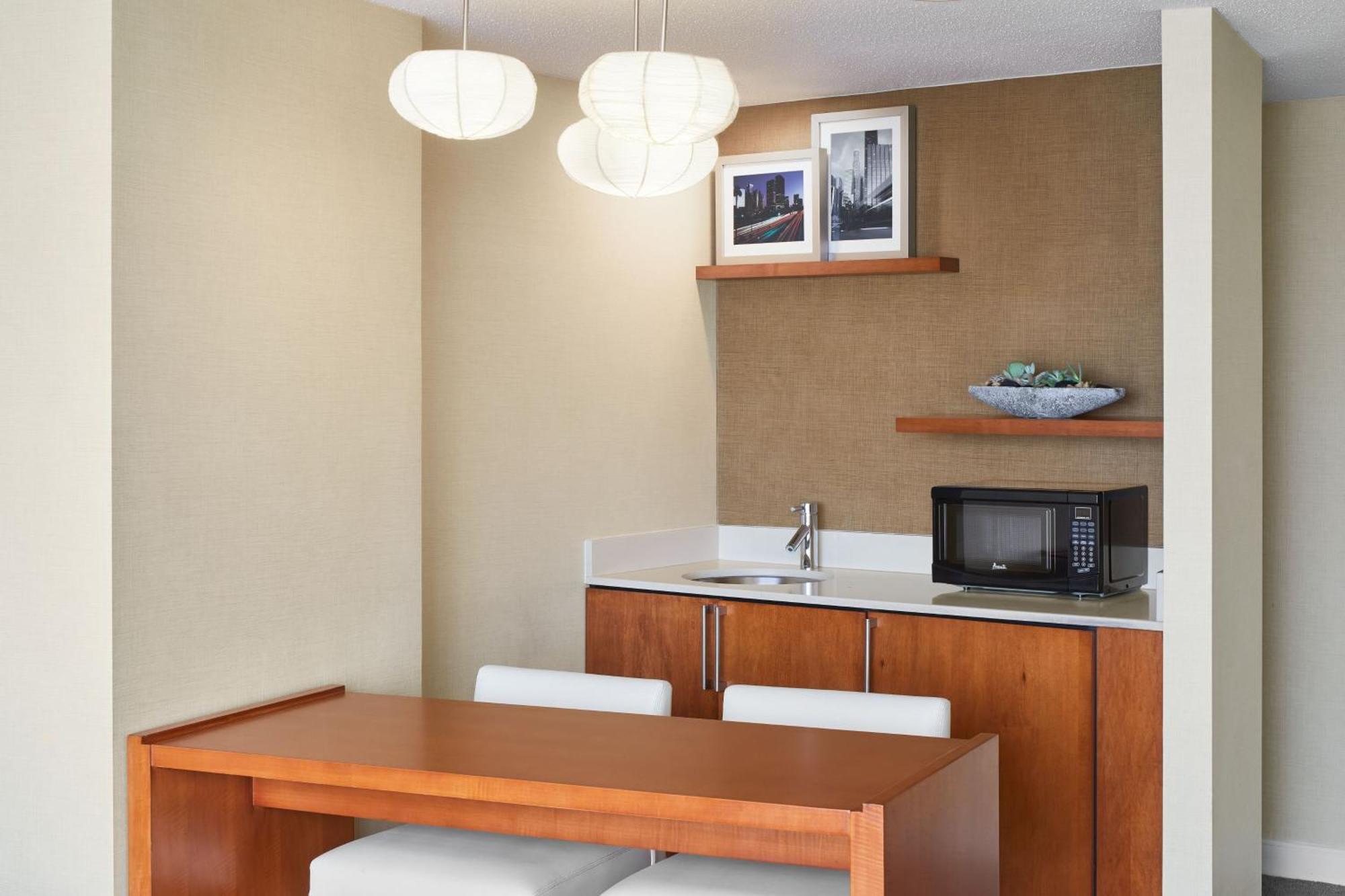 Suite Redondo com 1 Quarto, 1 Cama King-size, Sofá-cama e Vista Cidade