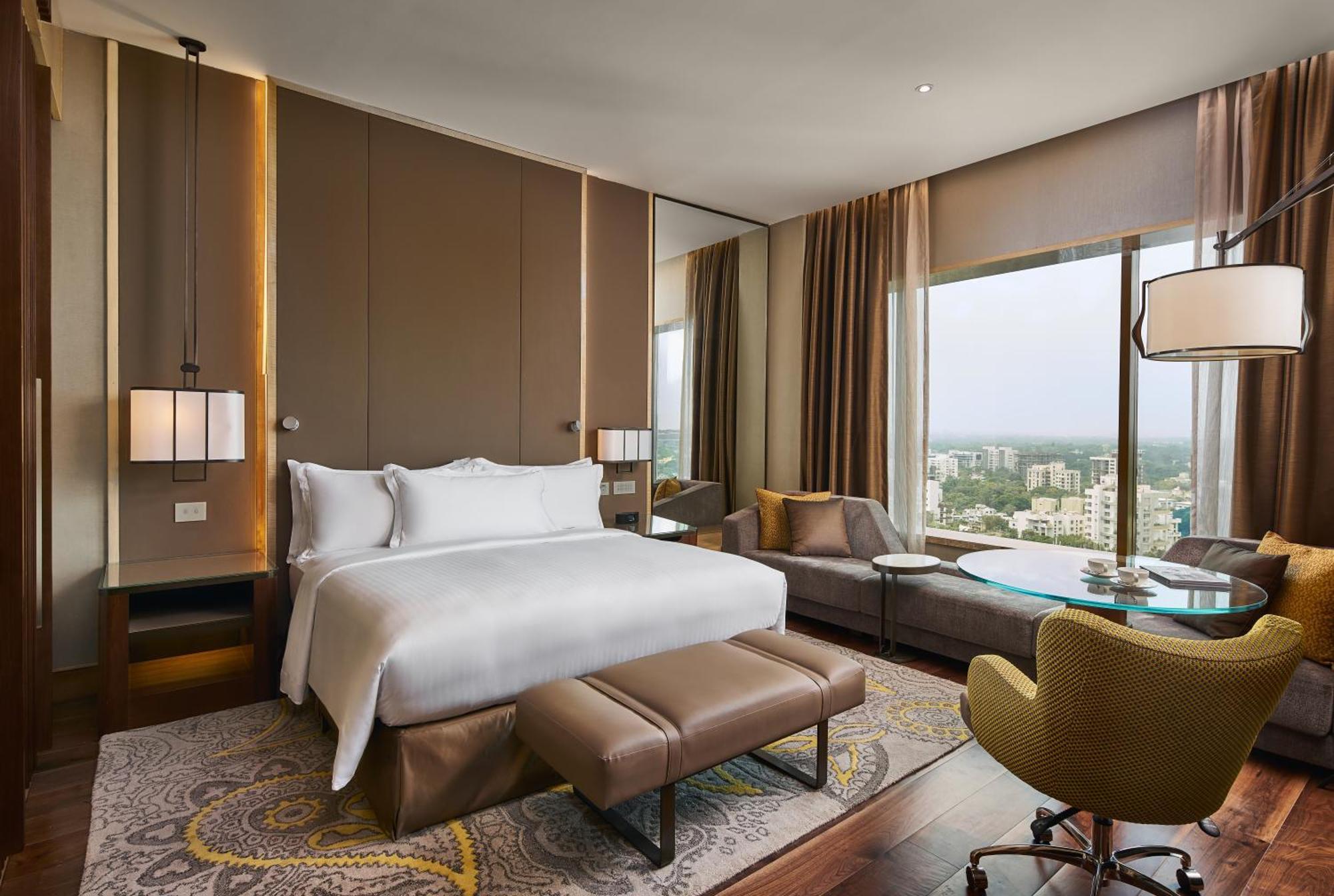 Deluxe Suite with Executive Lounge Access