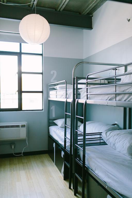 Cama en habitación compartida femenina de 4 camas con baño privado