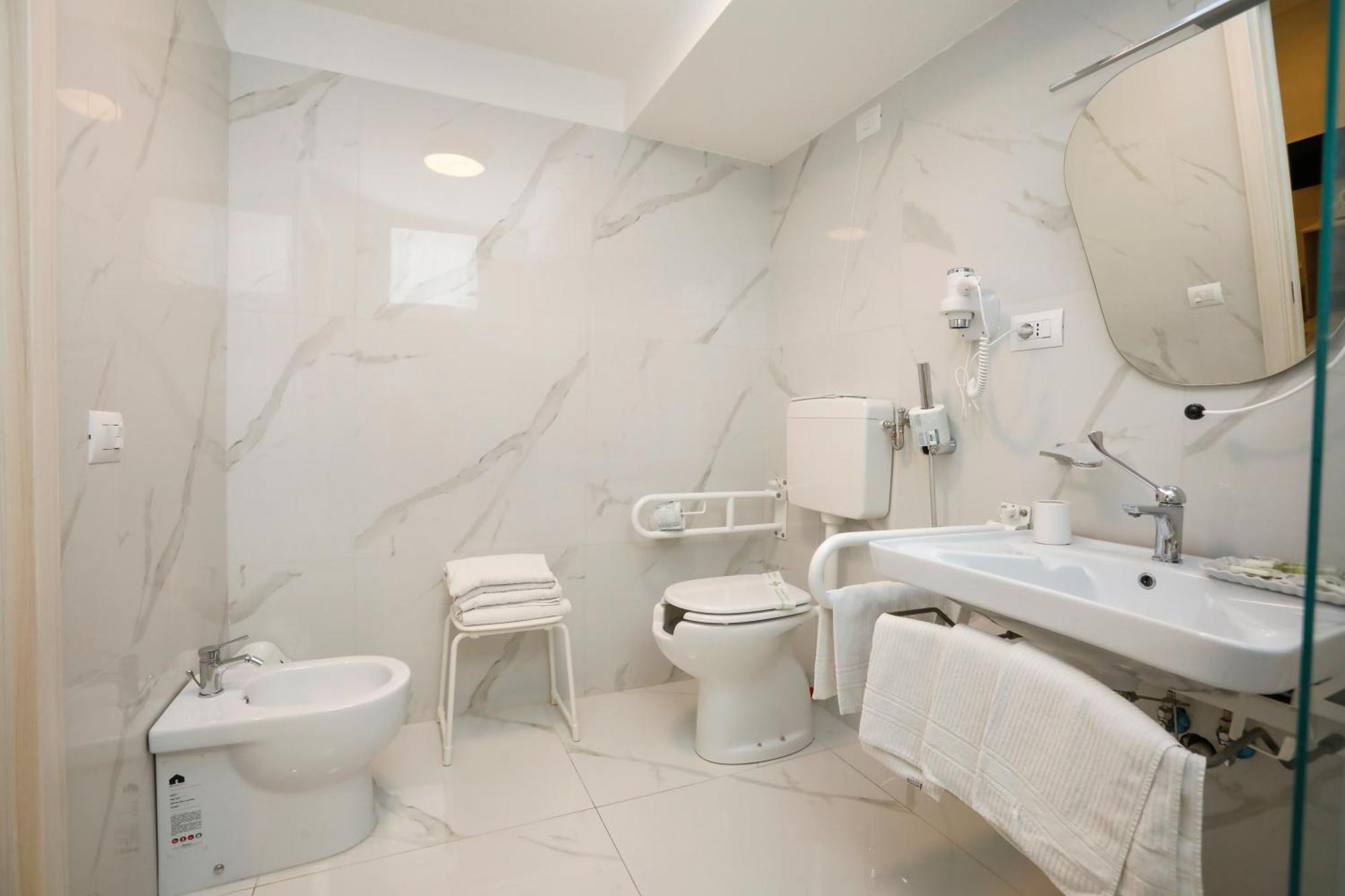 Chambre Triple - Accessible aux Personnes à Mobilité Réduite