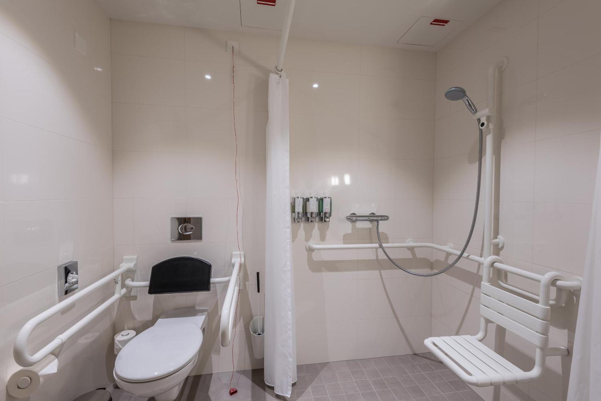 Chambre Lit Queen-Size Accessible aux Personnes à Mobilité Réduite