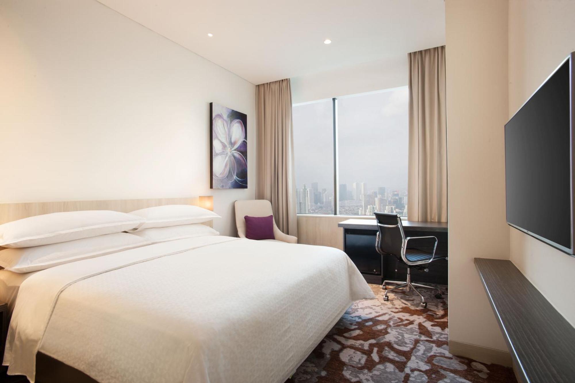 Habitación con cama extragrande y vistas a la ciudad