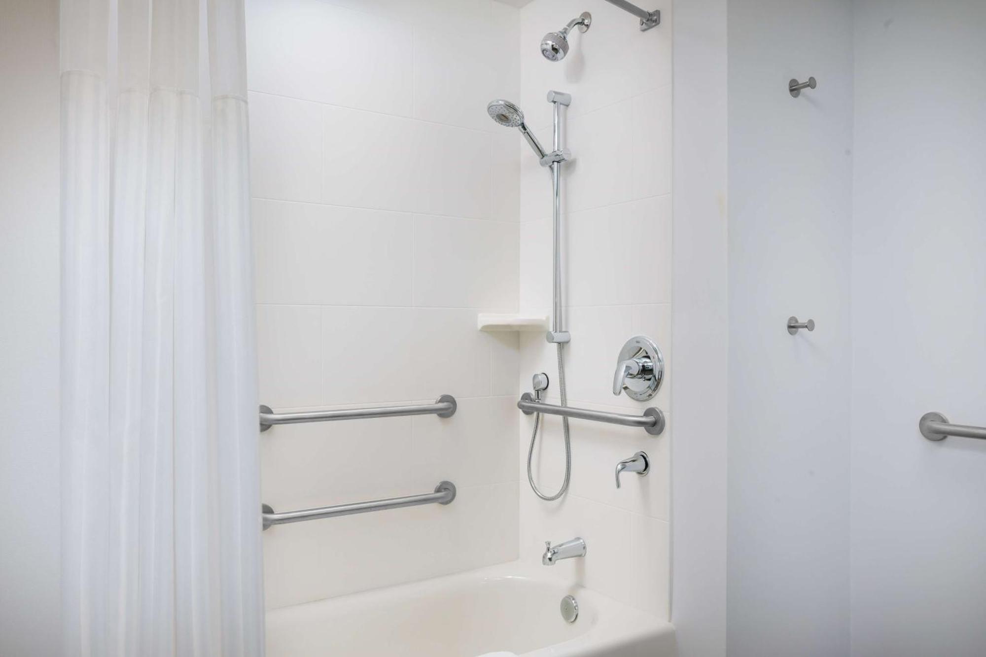 King Room Mobility Accessible Tub,1552163194:JPEG
