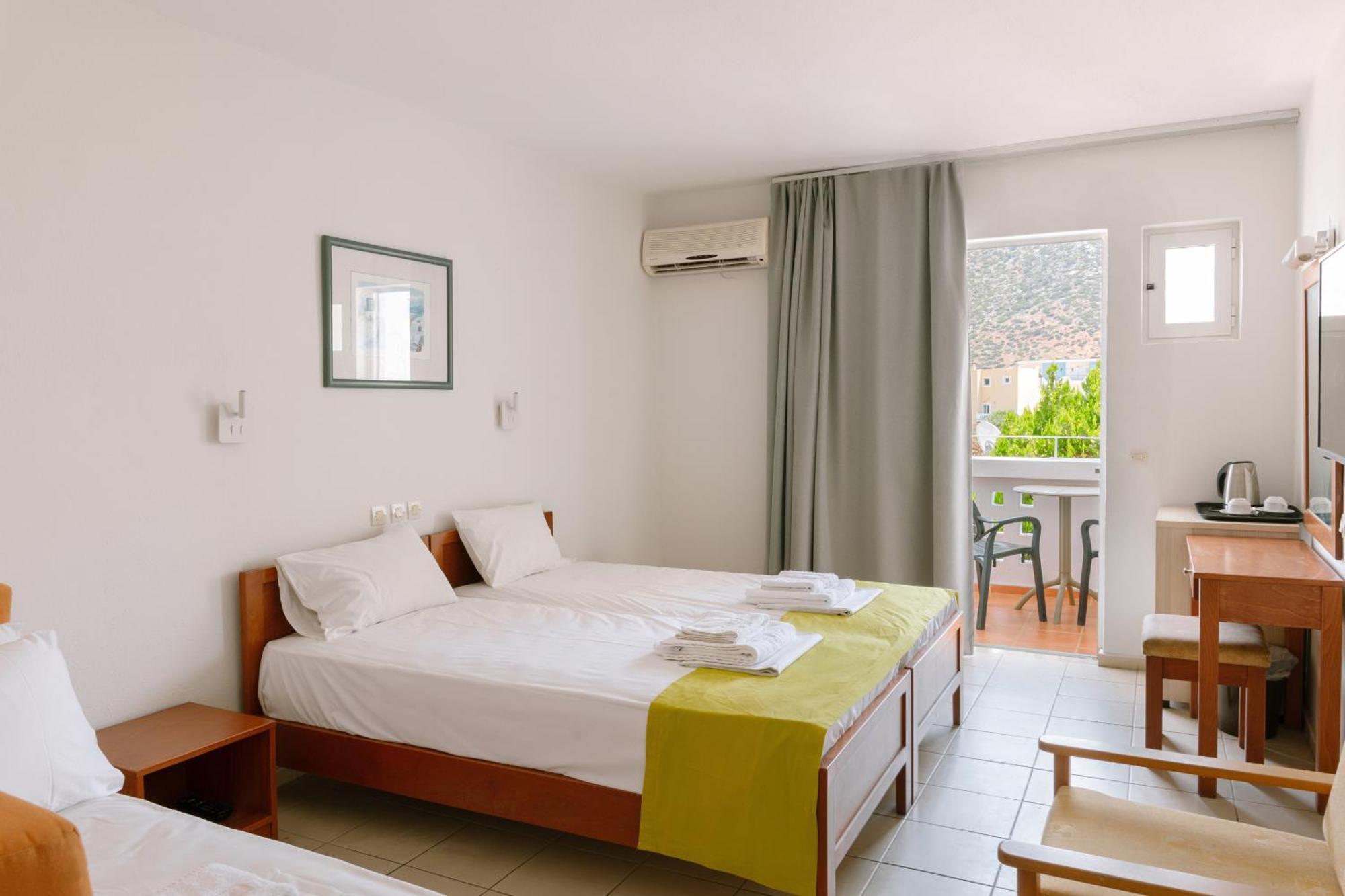 Double or Twin Room with Mountain View