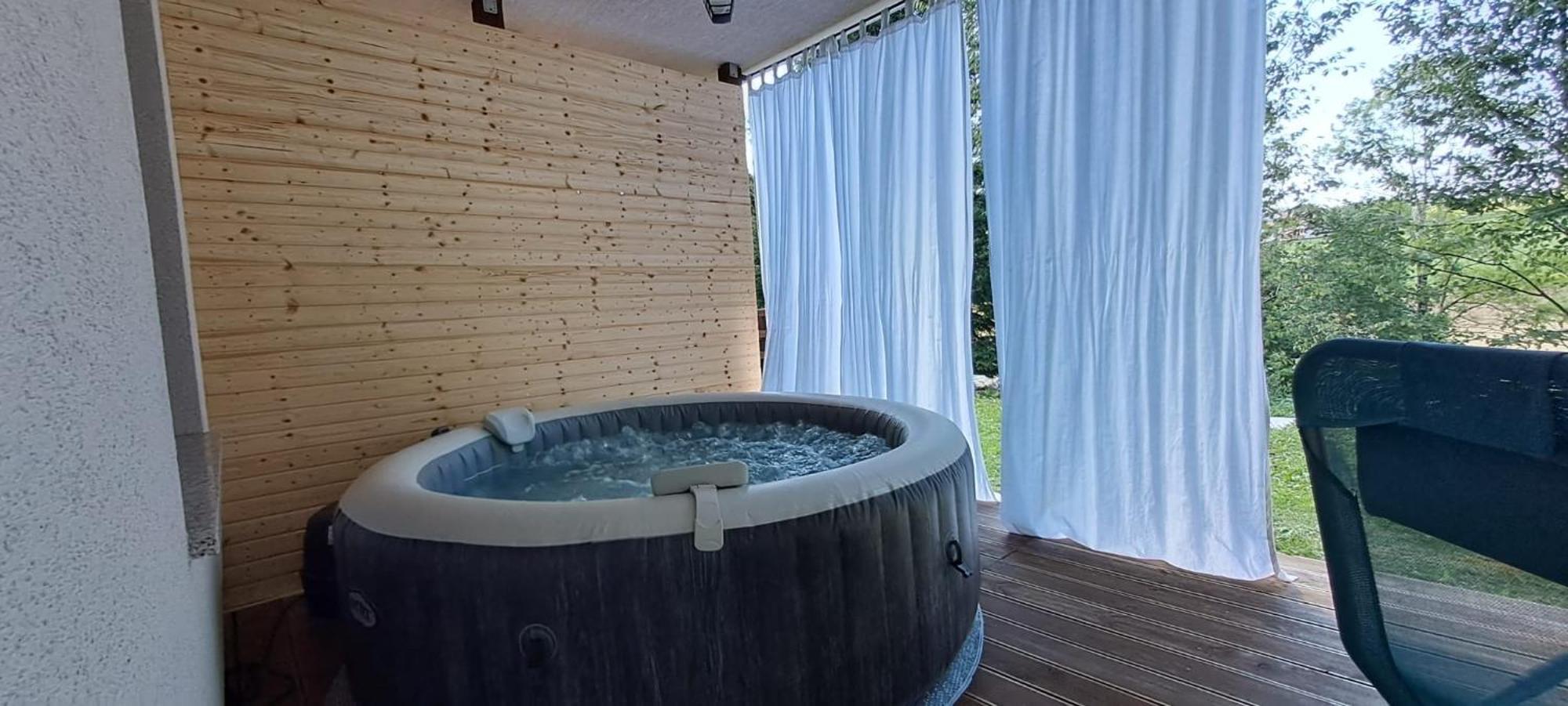 Deluxe Studio Jacuzzi,1553532754:JPEG