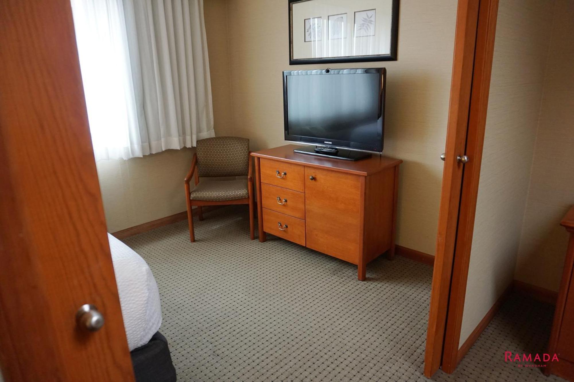 One-Bedroom Queen Suite Sofa Bed,1559649325:JPEG