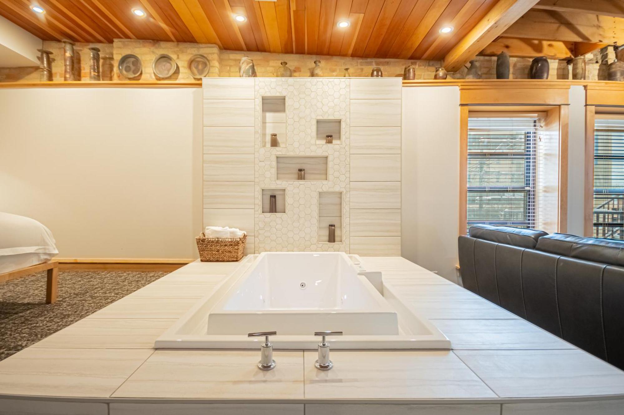 Deluxe Suite Spa Bath