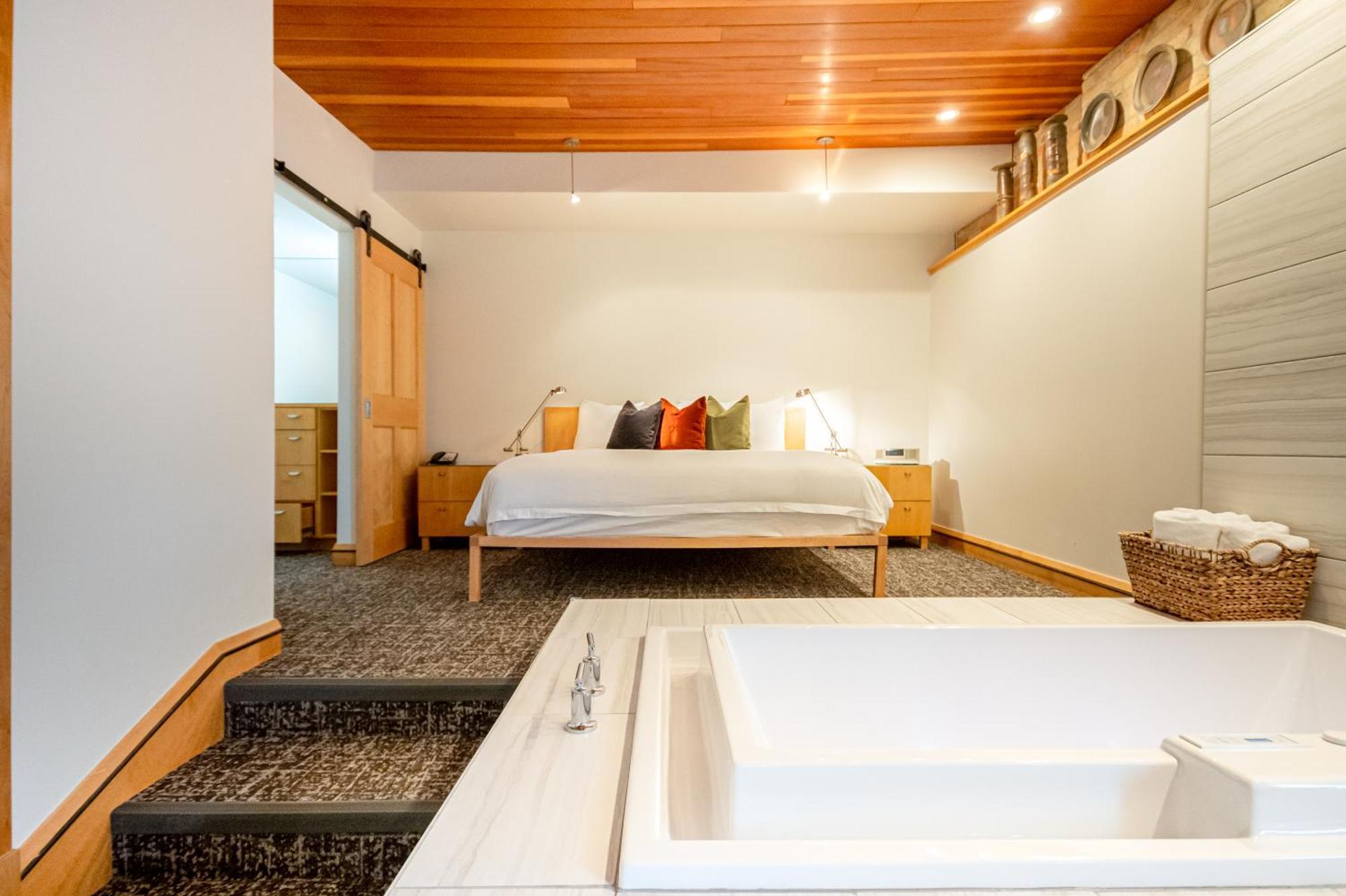 Deluxe Suite Spa Bath