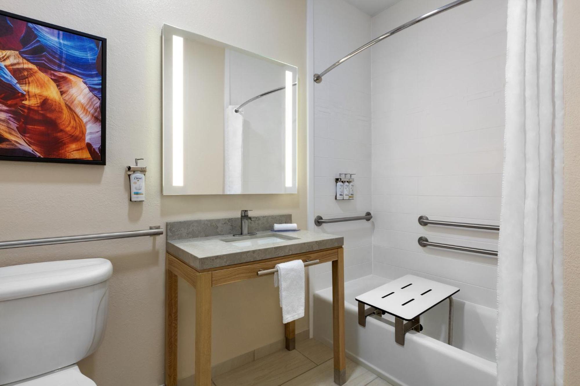 Queen Studio Suite - Disability Access,1586839451:JPEG