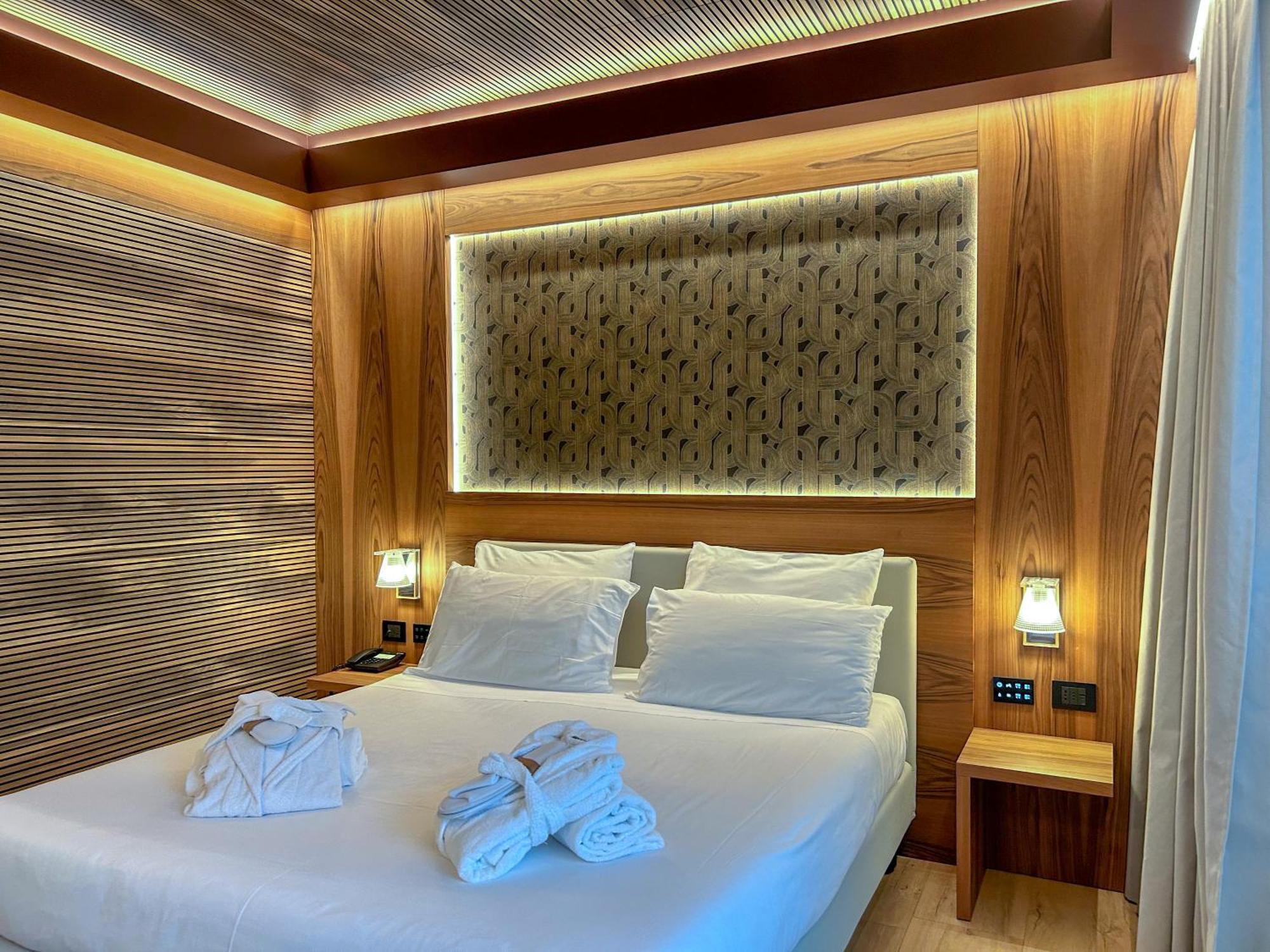 Executive Double Room with Balcony and Partial Lake View,1716986508:JPEG