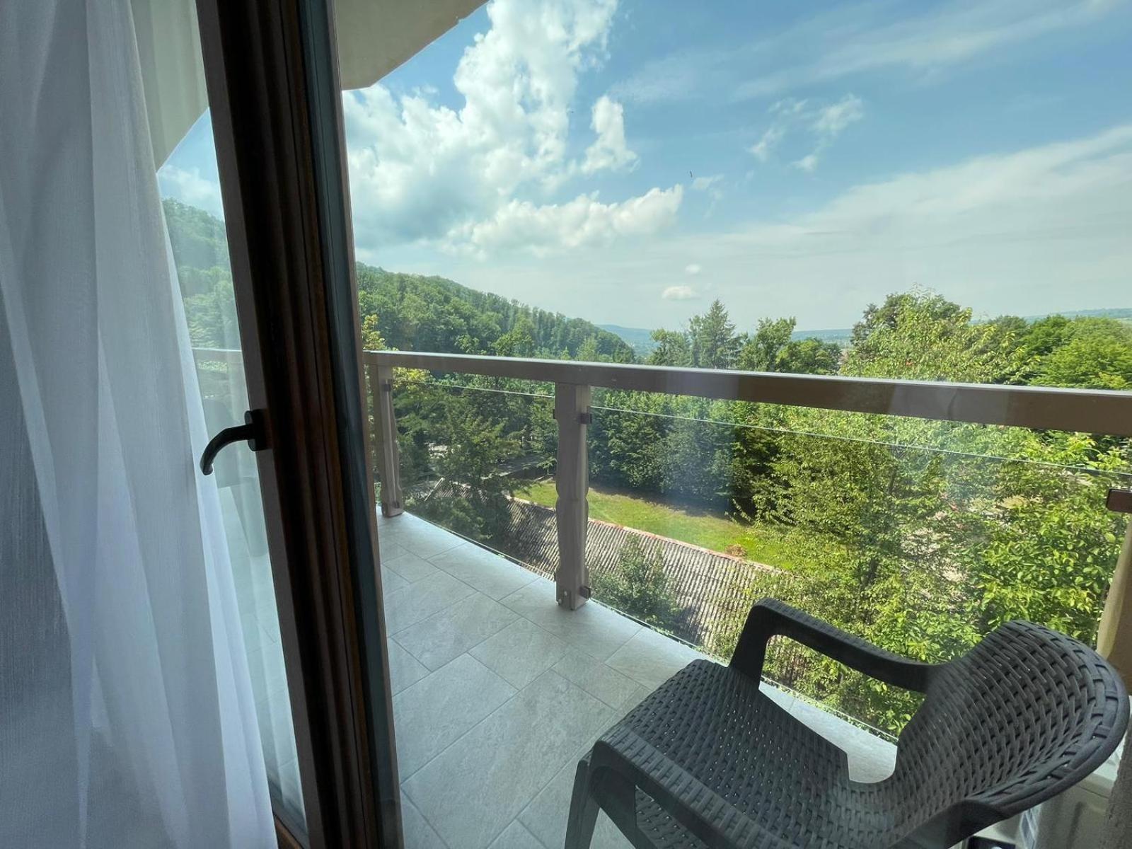 Zimmer mit Kingsize-Bett und Bergblick