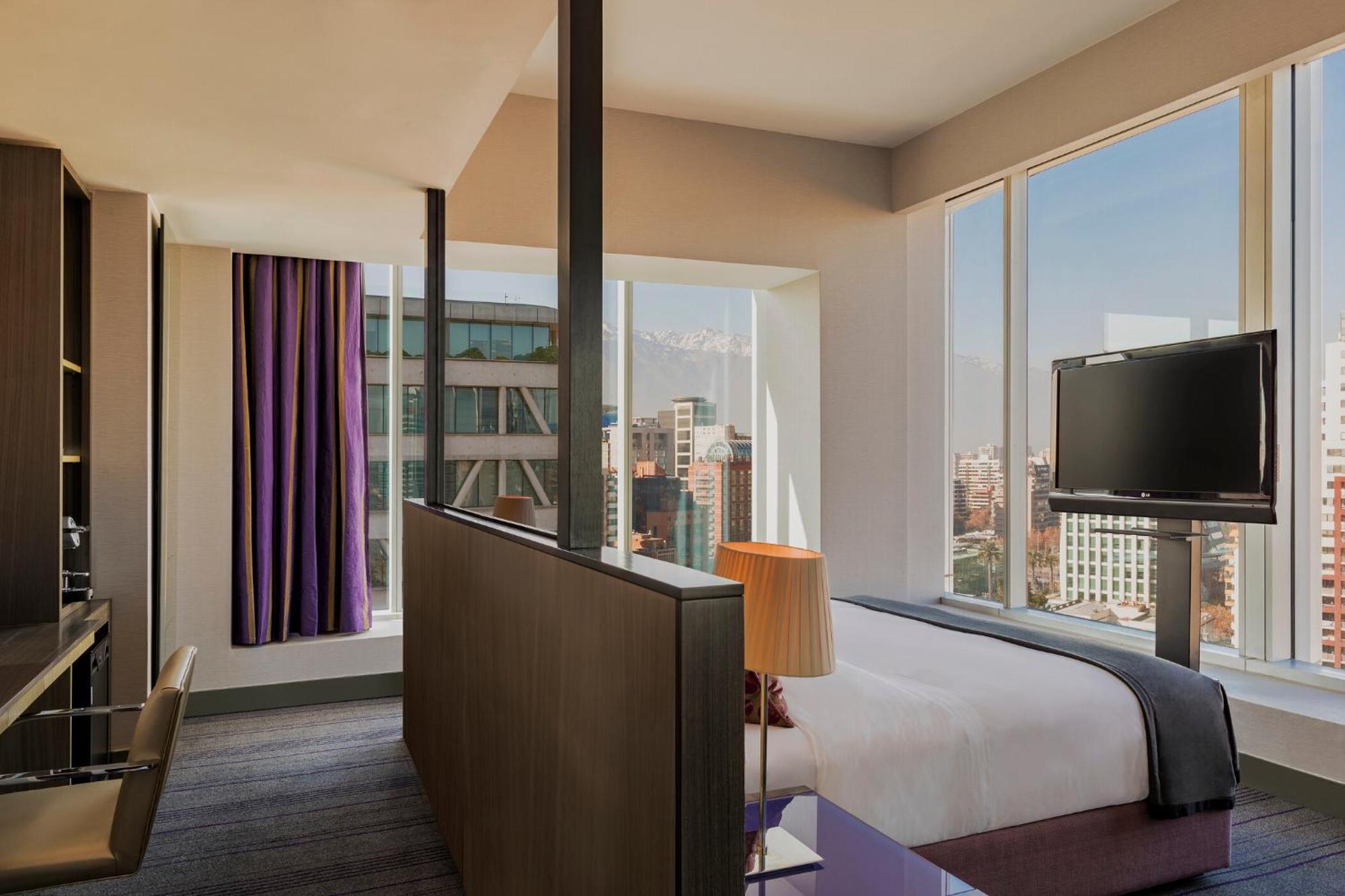 Quarto Cool de Canto com Cama King-size e Vista da Cidade
