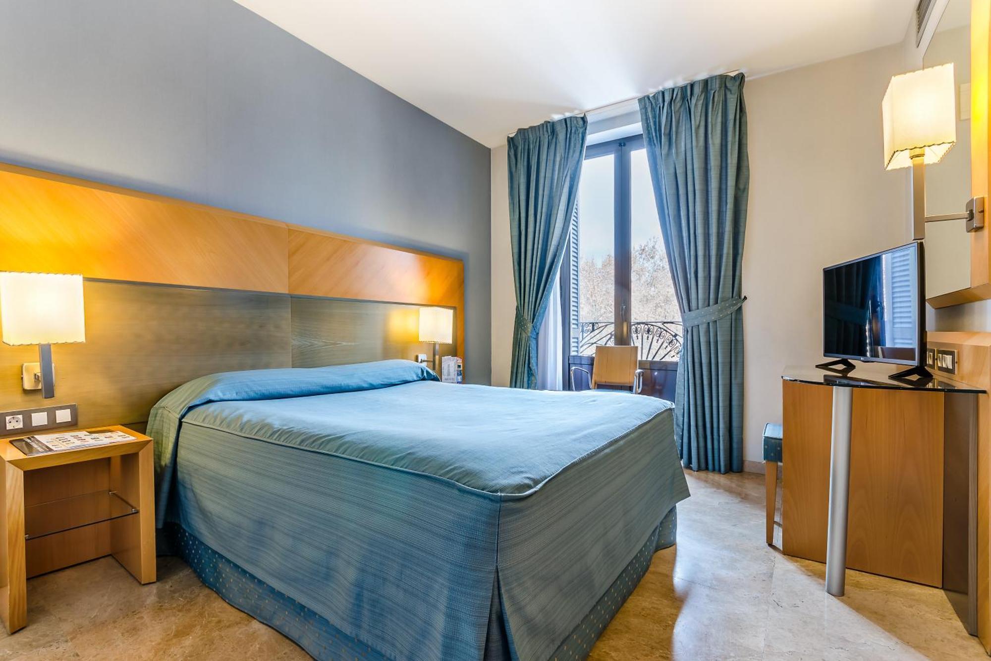 Quarto com Cama de Casal ou 2 de Solteiro e Varanda