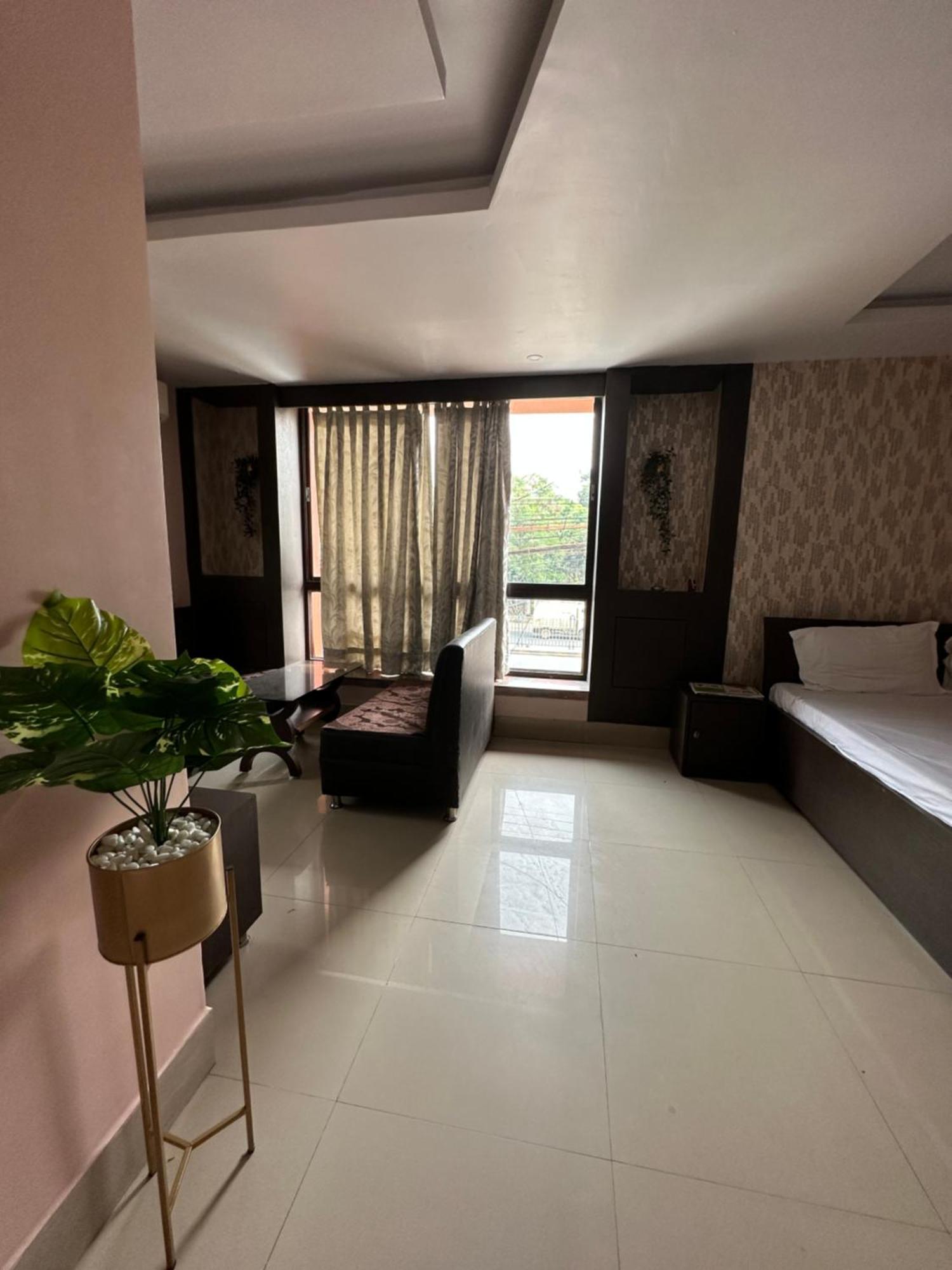 Deluxe Double Room (2 Adults + 1 Child)