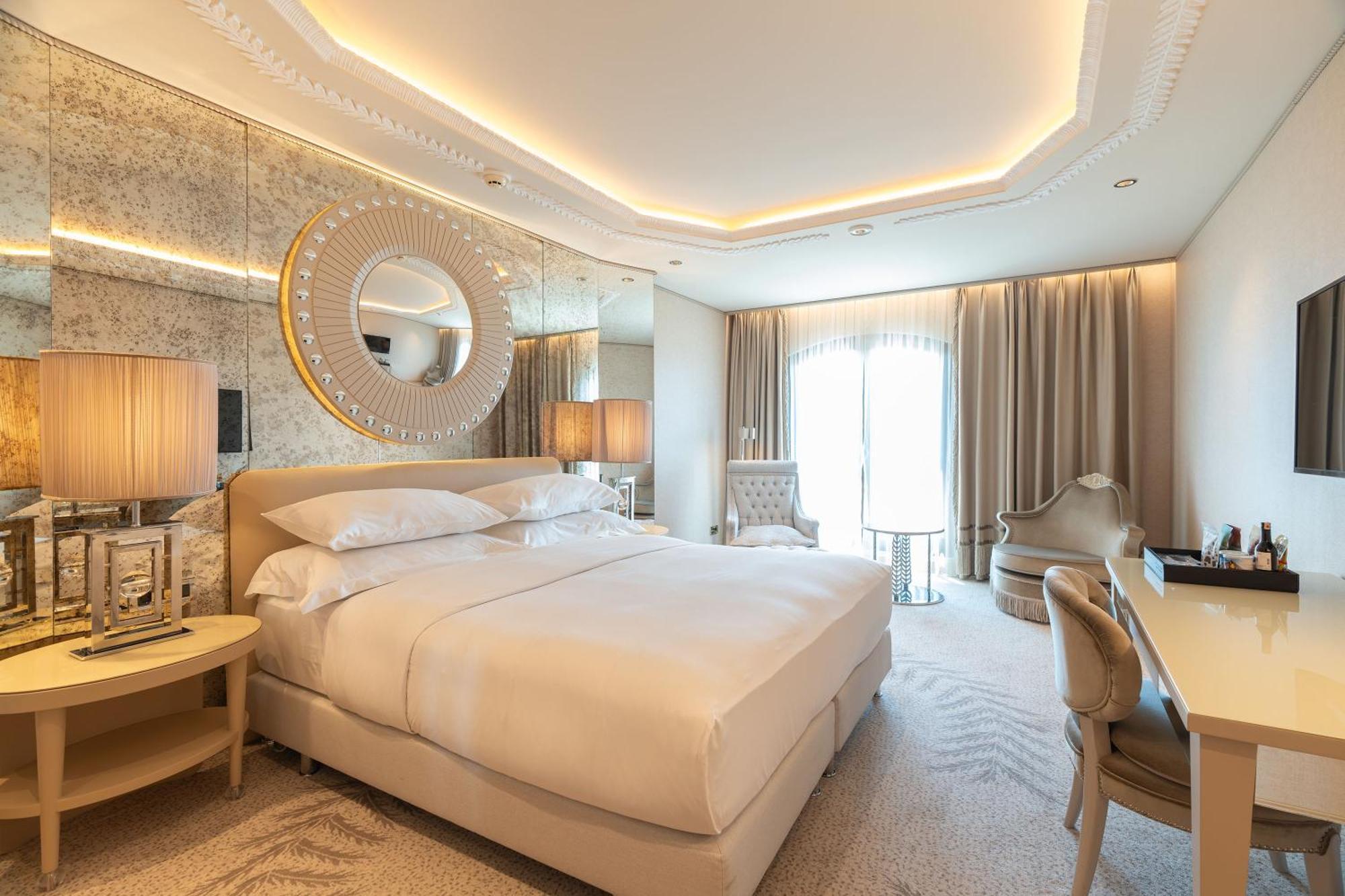 Deluxe Zimmer mit Kingsize-Bett und seitlichem Meerblick.