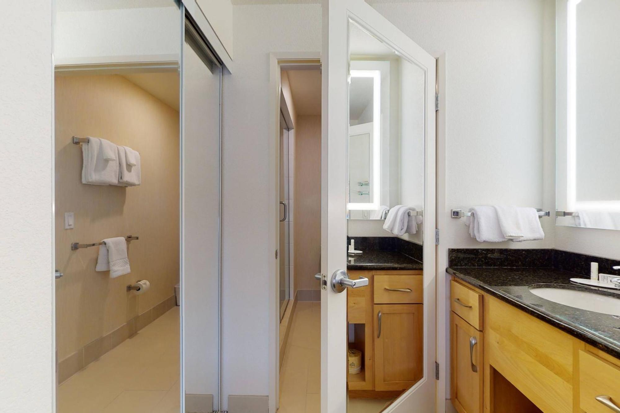 Suite de 1 dormitorio - 1 cama extragrande y 1 sofá cama - Adaptada para personas con discapacidad auditiva