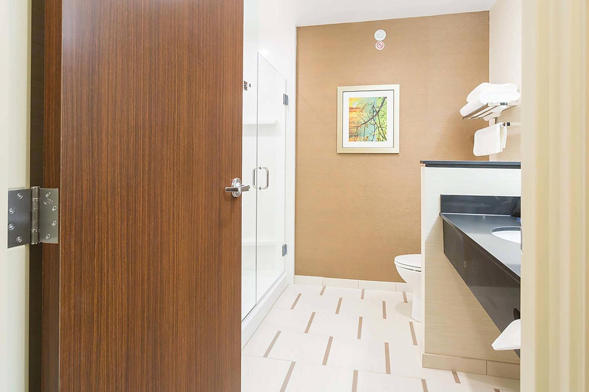 King Room with Bathtub and Transfer Shower - Mobility Access