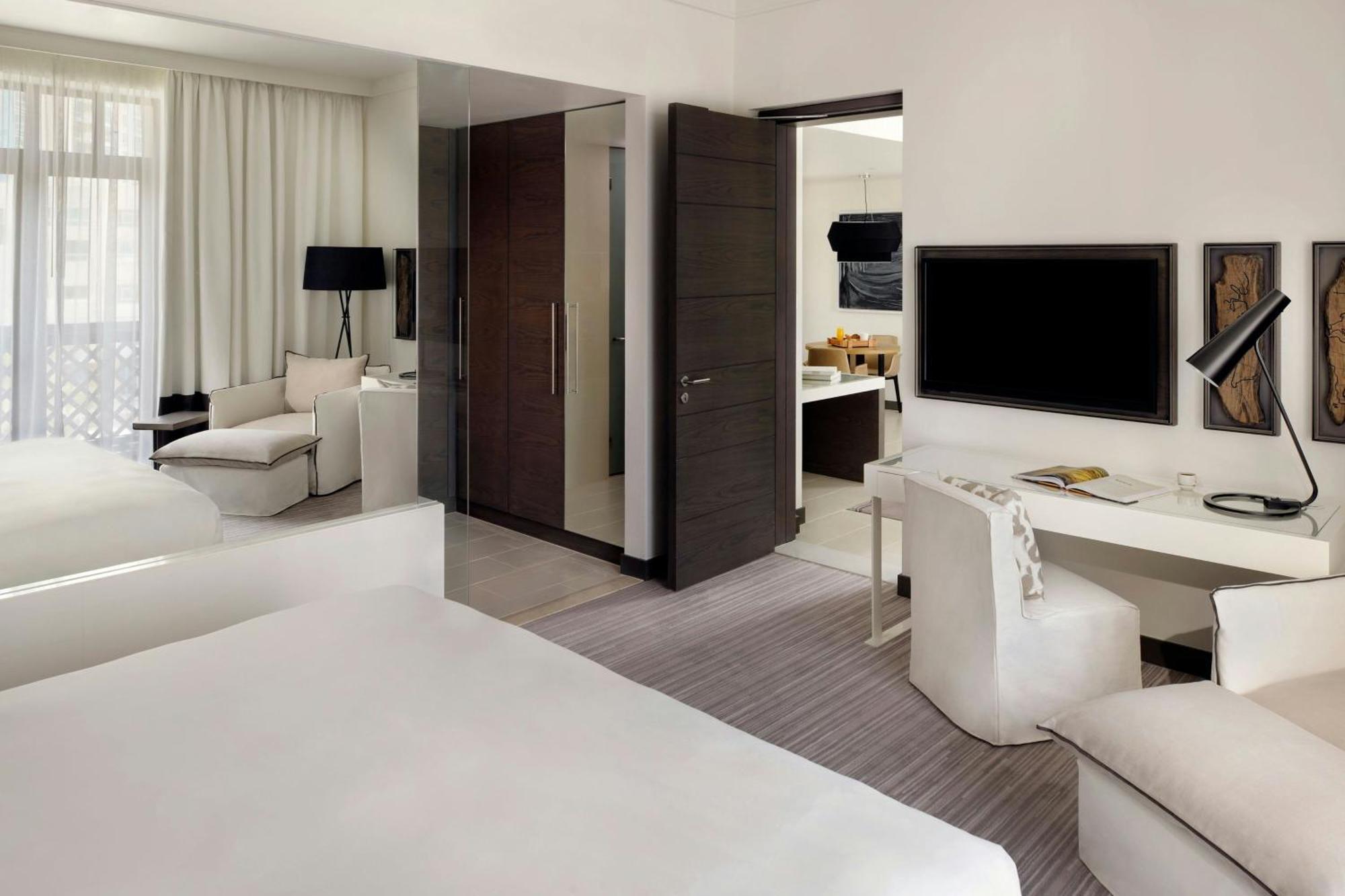 Suíte júnior com cama king-size, varanda e vista da cidade